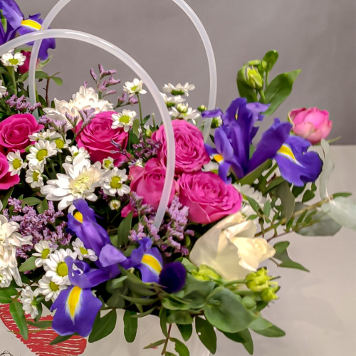 Сумка с живыми цветами "Взрыв эмоций" яркий микс из кустовой хризантемы, розы и ирисов арт. 45000