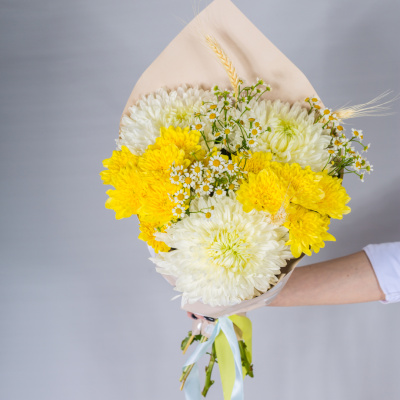 Букет из одноголовых и кустовых хризантем с ромашками N 52704