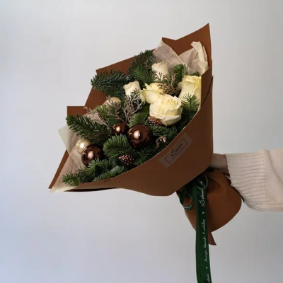 Букет из нобилиса и белых роз "Горячий шоколад" N 91149