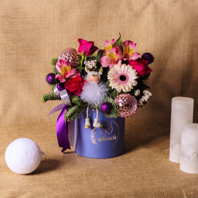 Коробка новогодняя с еловыми ветками и цветами Волшебный сон N 72249