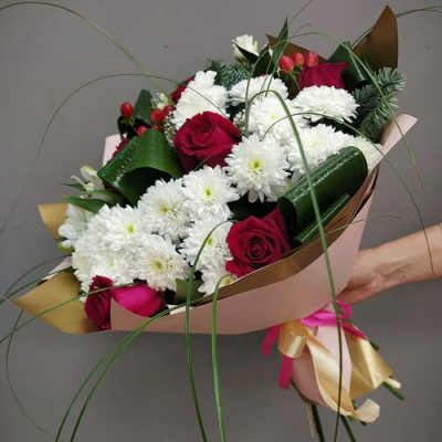 Букет "Зимняя ягода" из кустовой хризантемы, розы эквадор и нобилиса.