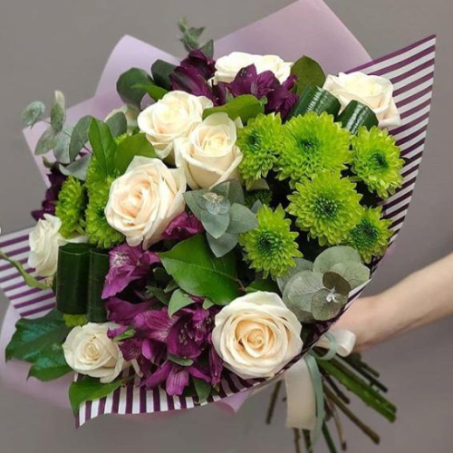 Букет "Звезда" из кустовой хризантемы, розы эквадор и альстромерии арт. 5533