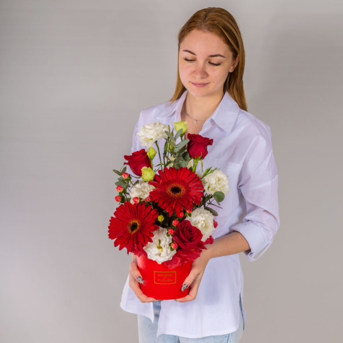 Коробка с цветами красные герберы и розы арт. 66530-Дв