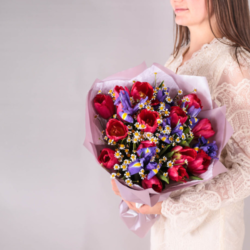 Букеты из тюльпанов с ирисами и ромашками для мамы и дочки 59878