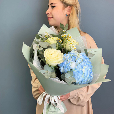 Букет из розовой гортензии с розами и ромашками N 66831