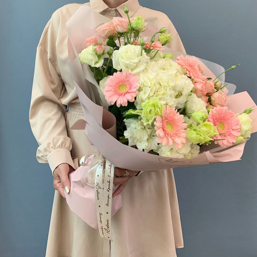 Букет с гортензией и мини герберами N 66828