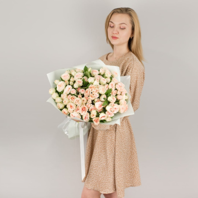 Букет из кустовых пионовидных кремовых роз с эвкалиптом N 50568