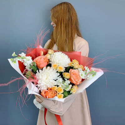 Букет из одноголовых хризантем с Эквадорскими розами и матиолой N 70981