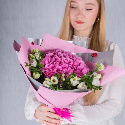 Школьный букет с гортензией и эустомой "Подружка" N 37962 Школьный букет с гортензией и эустомой "Подружка" N 37962