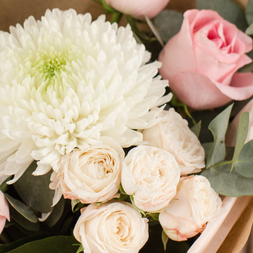 Букет из одноголовой хризантемы с розами и эвкалиптом N 50445