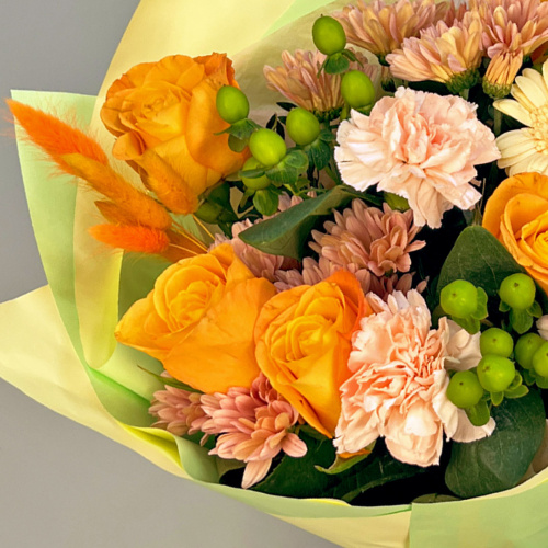 Букет из оранжевых роз, хризантем и гербер N 52445