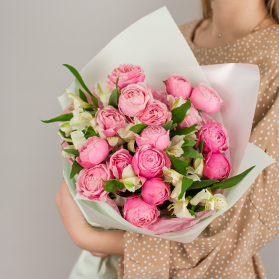 Букет из кустовых пионовидных розовых роз с альстромерией N 50422