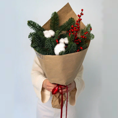 Букет с еловыми ветками, ягодами и хлопком "Зимняя классика" N 90872-S размер S