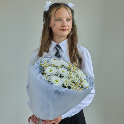 Букет школьный с хризантемой и танацетумом ромашками N 84569