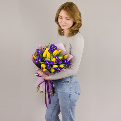 15 желтых тюльпанов с ирисами N 46172