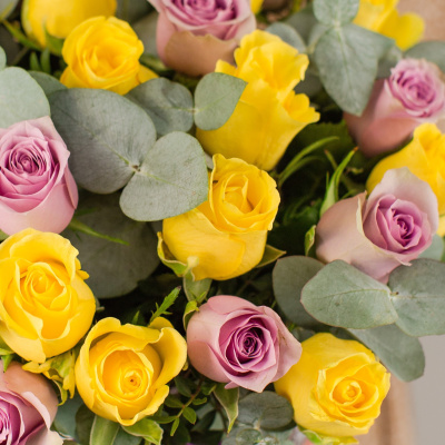 Коробка с желтыми и фиолетовыми кенийскими розами и эвкалиптом 50536