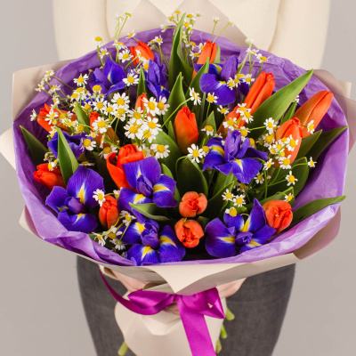 Букет из тюльпанов с ирисами и ромашками (17+9) 46397