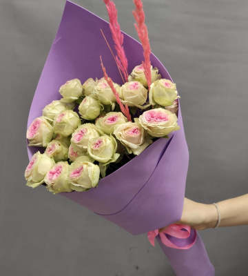 Букет из кустовых пионовидных роз бело-розового цвета N 47529