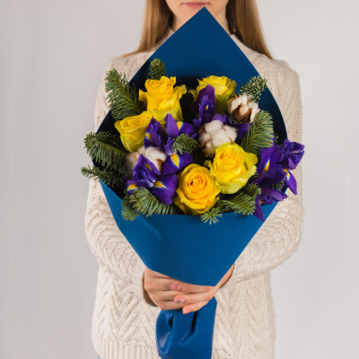 Букет Мороз и солнце с розами, ирисами и еловыми ветками N 72272